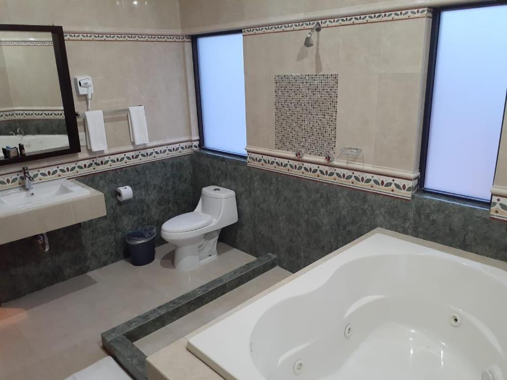 Hotel Candelero Yuriria Екстер'єр фото